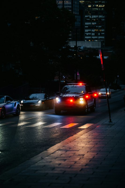 Lampu kendaraan polisi pada malam hari
